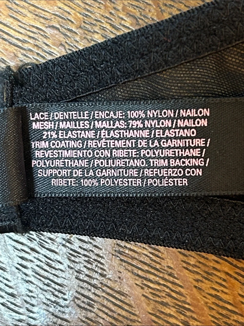 NWOT Victoria's Secret Very Sexy Balconet Black Lace Faux Leather trim Bra 32D